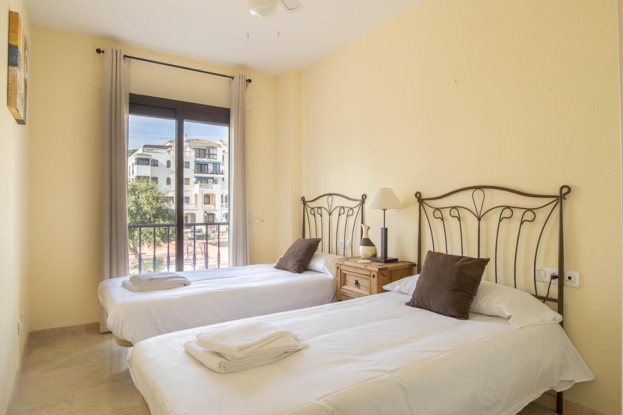 2261-Superb Apt On The Beach, On Duquesa Harbour Манилва Экстерьер фото